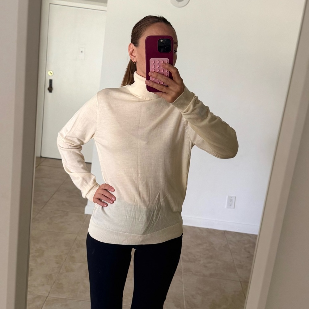 UNIQLO 100% Wool Turtleneck Sweater – Beige – Size M